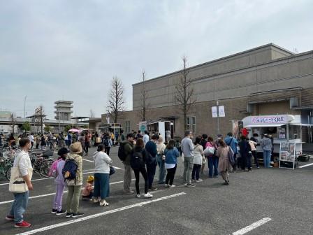 キッチンカーも行列.jpg